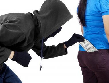 Βίντεο: Κλέφτης επιστρέφει τα χρήματα και αγκαλιάζει το θύμα του ενώ υπόσχεται ότι δεν θα το ξανακάνει